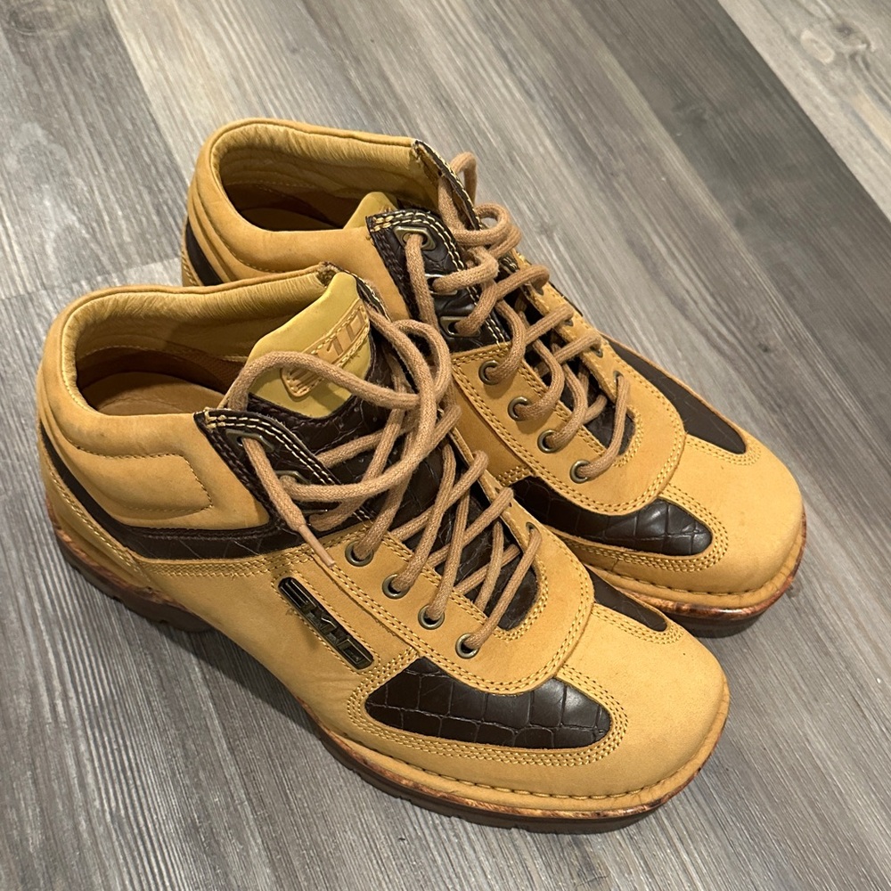 310 Motoring Stylish Tan and Brown Men's Shoes.  Size 9.5 New!